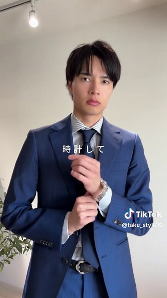 スーツスタイル 今回は久しぶりにスーツを着て出社しました ネイビーは1番好きなスーツです シャツもスーツもオーダーで作成しているので サイズはピッタリ✌️ 使用アイテム ◾︎スーツ、シャツ共に:#ginzaglobalstyle ——— 🙎‍♂️ このアカウントはバイト代のほとんどを服に注ぎ込んでいた主がプチプラの良さを知りビジネス、休日どちらでも役立つコーデを紹介してます。 毎週 金、土18時で更新してるのでお見逃し無く◎ インスタストーリーは毎日更新してるよ😌 フォローも待ってます✨️ @taku_style10 ——— #シンプルコーデ #シンプルファッション #メンズコーデ #メンズファッション #着回しコーデ #スーツスタイル #スーツ #ネイビースーツ