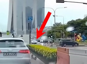 Taxi vs Porsche | Singapore roads accident.com新加坡公路意外网页