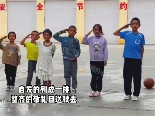 敬礼时的感动瞬间，一个敬礼一份致意，人民有信仰国家有力量