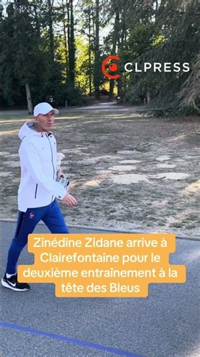 Zidane arrive à Clairefontaine pour le 2e entraînement à la tête de l'équipe de France de Football