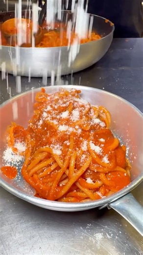 Bucatini all’Amatriciana, a Roman classic with a story behind it! This dish comes straight from the town of Amatrice, and it’s one of the recipes that truly shows how powerful simple ingredients can be. Guanciale, tomato, pecorino… that’s all you need when the ingredients are good and the technique is right. And bucatini is the perfect pasta for this sauce, it holds the flavour inside and out. In my kitchen, I follow the traditional method but add one small ingredient that gives it an extra lift