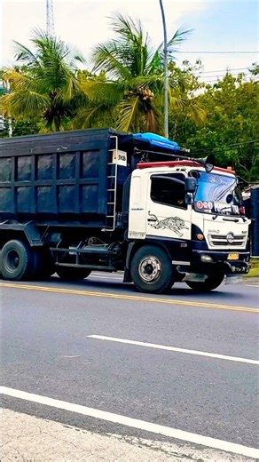 TRUK DUMP BESAR TRONTON HINO GAMBAR HARIMAU NGEBUT CEPAT #shorts #trending #viral