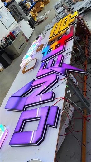 Holographic dynamic luminous letter logo, make your store shine in the night!Who doesn't look back？ #signs #signage #design #signagedesign #ledlights #signature #lightbox #lamplight #ledlightstrip #LED #logodesign #sourcefactory