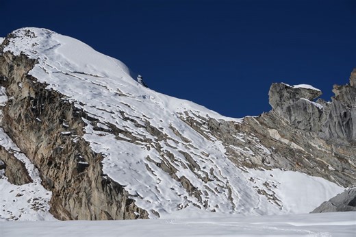 Nepal battles snow and wind to find missing climbers after avalanche