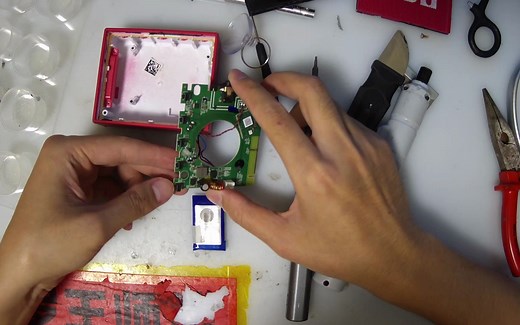 JBL GO 1蓝牙音响拆机换电池，一定要小心拆螺丝，太容易滑丝了