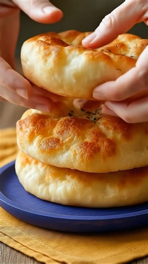 Sugar-Free Cottage Cheese Cloud Bread That Melts in Your Mouth This cloud bread is ultra light, fluffy, and soft, with a melt-in-your-mouth texture that’s perfect for sandwiches or snacking. Cottage cheese adds moisture and protein while keeping it low-carb. ​ Ingredients Cloud bread (Sugar-Free) 3 large eggs, separated ​ 1/4 teaspoon cream of tartar (or 1/2 teaspoon baking powder) ​ 3 oz cottage cheese (full-fat recommended), about 85 g ​ 1 teaspoon olive oil ​ 1/4 teaspoon garlic powder ​ 1/4 