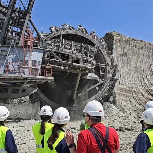 La productivité moyenne d'une roue pelle, notamment utilisée dans l'extraction minière comme pour le lignite ou les phosphates, peut atteindre des rendements très élevés. Par exemple, selon Thyssenkrupp, les excavatrices à roue-pelle peuvent avoir un rendement de production pouvant aller jusqu'à 240 000 tonnes par jour dans l'exploitation du lignite, ce qui montre leur grande capacité de manutention. D'autres sources plus techniques donnent des indications sur la productivité en volume horaire, 