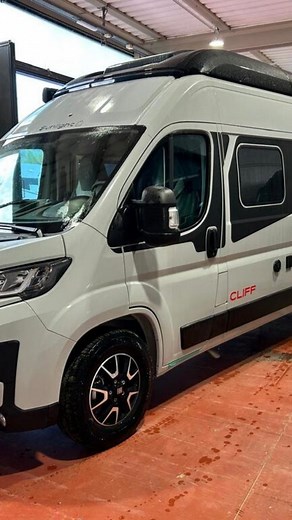 🚐✨ SUNLIGHT CLIFF 600 ADVENTURE – Libertà senza limiti! Scopri il nuovo Cliff 600 Adventure su meccanica Fiat 2.2 140CV Euro 6D, compatto (solo 5,99 m) ma completo di tutto ciò che serve per vivere ogni avventura con comfort e stile. 🔥 4 posti viaggio e 4 posti letto, grazie al letto trasversale posteriore e al tetto a soffietto firmato Cliff RT Pack. ✅ Design “Adventure” con interni Cozy Cottage e dettagli Black Flow ✅ Riscaldamento Diesel Combi 4 ✅ Veranda nera di serie ✅ Serbatoio acque gri