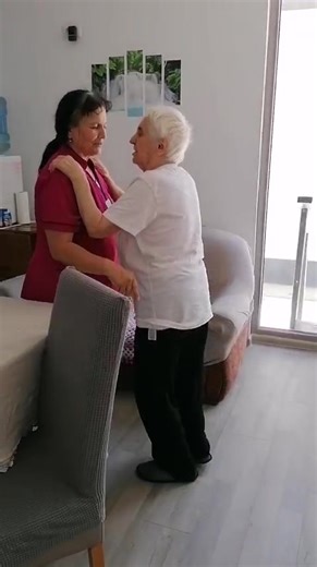 Viața la azil nu este doar rutină și program fix, ci și momente în care râdem, cântăm și ne bucurăm unii de alții. Astăzi, o asistentă și una dintre doamnele noastre au dansat împreună, fără grabă, exact așa cum simțeau, iar atmosfera s-a schimbat complet. Sunt lucruri mici, dar care contează enorm. #fericire #batrani #azildebatrani #camindebatrani #acasa