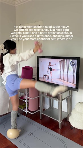 you don’t need to lift the heaviest weight in the room to change your body. consistency with light weights and intentional movement goes way further than people think🩰 4 weeks of showing up adds up fast. barre definition has a 7 day free trial if you want to start and see for yourself✨ #barreroutine #barreathome #athomebarre #barreworkout #barre