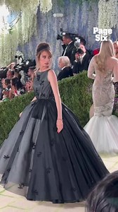 Maya Hawke showed off her dress at the 2026 Met Gala 🩶 | Maya Hawke