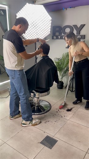 La recepción es la carta de presentación del salón. Brindar una atención cordial, respetuosa y profesional a cada cliente es fundamental para generar confianza y una experiencia positiva desde el primer contacto. Una buena atención marca la diferencia y refleja los valores de nuestro equipo 👌❤️ | Yani Del Rosario