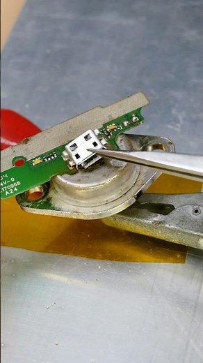 DIY Soldering Hack: I Removed a Micro USB Port With a Transistor 🤯