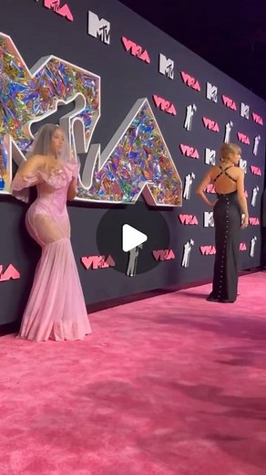 Nicki Minaj Italia  on Instagram: "@nickiminaj & @taylorswift arrived on the red carpet of 2023 #VMAs  #nickiminaj #taylorswift"