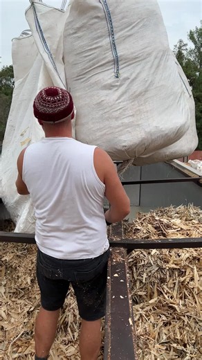 For a few seconds, the log still looks exactly like what it is: a massive piece of raw timber waiting to be moved. Then the feed rollers grip it and the whole story changes. The hydraulic infeed begins pulling the wood forward, guiding it toward the cutting drum with a steady rhythm. The first section disappears, then another, and before long the solid log has been transformed into a continuous flow of fresh wood chips. The speed is impressive, but it is the consistency that makes the process so
