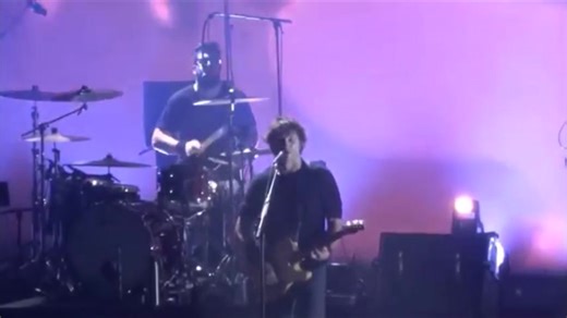 Les concerts de Détroit commençaient avec Ma Muse et Horizons, chansons planantes laissant au public le temps de s’échauffer tout en en savourant les belles paroles torturées. Puis, comme pour revendiquer la filiation directe entre les deux époques, arrivaient Ernestine et À ton étoile qui allumaient franchement le public et prouvaient que la voix légendaire de Bertrand Cantat était toujours (et est encore !....capable de rugir, monter très haut, hurler et chuchoter, le tout à peu près en même t