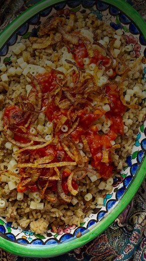 Koshari is the national dish of Egypt. Egyptian cuisine is diverse, and these are some more must-try dishes if you’re looking for a taste of Cairo. Tune in to the full episode with @farah_elcharkawy on our #matbakh podcast to learn about Egyptian cuisine– link in bio! #egypt #cairo #food #koshari #fattah #falafel | afikra