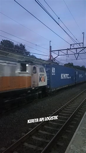 Kereta Api pembawa kontainer logistic #kai #kaiaccess