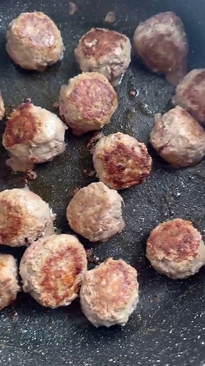 Seeking a spice-laden Indian dish to refresh your dinner routine? Try this succulent Lamb Kofta Curry with Mint Yoghurt that adds a silky, creamy finish to the sauce, enhancing the rich flavours. It’s Delish!! Serves 4 | Calories: 343 | Protein: 32g Grab these ingredients to make: * Onion * Garlic * 10% fat Lamb Mince * Egg * Spices/herbs: ground cumin, coriander, turmeric, chilli powder, turmeric, mint, cloves, cinnamon, bay leaves and cardamon pods. * Chicken Stock * Tomato Paste (Puree) * Pla