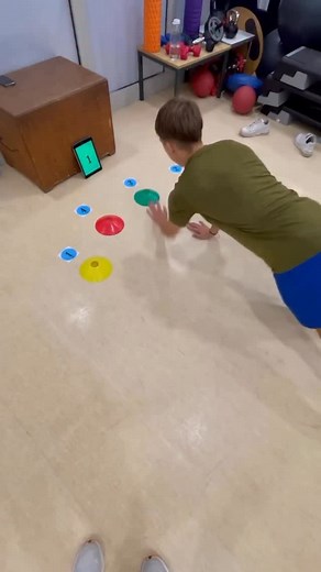 Great exercise to train core stability, attention switching, and quick decision-making 🧠💪 . 👉 Each rep, the athlete must switch between touching the cone associated with the NUMBER and the background COLOR displayed on the screen, challenging both the mind and body to stay sharp under fatigue. . 📲 Drill name is “Plank Taps” in the Cognitive Fitness section of the SwitchedOn app. . 👏 Fantastic work @d.rodic_coaching . #stayswitchedon #cognitivemotortraining #coreworkout #cognitivetraining #f