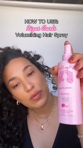 How to use our NEW Volumizing Hair Spray for EXTRA Volume 😍🙌🏼 Shake Volumizing Hair Spray well & then mist onto slightly damp ROOTS and diffuse with our Collapsoble diffuser to set and give more volume. ✨ Lastly, pick hair with our hair pick comb to fluff out your curls and their you have it! 😍✨ #volume #hairspray #rizoscurlshair #curleducation #haireducation #volumehair