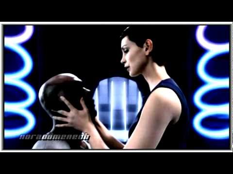 V (2009) - Anna (Morena Baccarin)