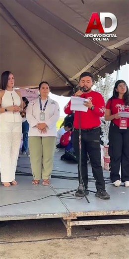 José Delgado recognizes Rosi Bayardo for promoting salt and local businesses in Manzanillo
