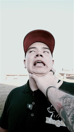 Durante años nos vendieron la idea de que el perro quiere “ser el alfa”, que te reta, que te quiere dominar. Pero la realidad es mucho menos dramática y mucho más sencilla: cuando un perro toma decisiones por su cuenta, empuja, gruñe por recursos o no obedece… muchas veces no es poder lo que busca, es guía lo que le falta. Un perro sin estructura es como un copiloto manejando el avión. No es que quiera quitarte el asiento, es que nadie le explicó quién lleva el control. ✈️🐾 En este video te exp