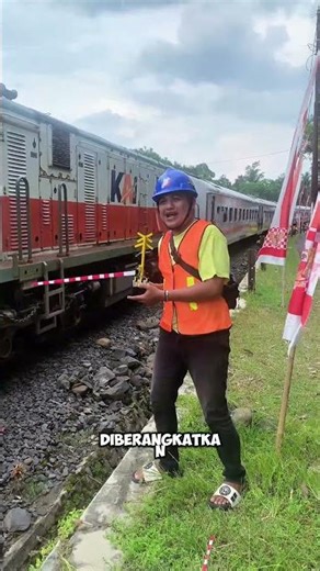 Petugas Mainan Palang Pintu Berangkatkan Kereta Api Pake Palang Pintu Mainan #palangpintukeretaapi