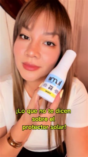 Nadie te explica esto sobre tu protector solar… No todos los protectores son iguales. Y cuando lo usas todos los días, la fórmula sí importa. Hoy existen filtros químicos como oxybenzone, octinoxate u octocrylene que han sido objeto de estudio por su posible interacción con la piel y su tolerancia en uso continuo. Por eso en Lumii elegimos un camino diferente. Sunveil SPF 50 está formulado con filtro mineral de amplio espectro, en una textura ligera, no grasosa y no comedogénica, diseñada para i