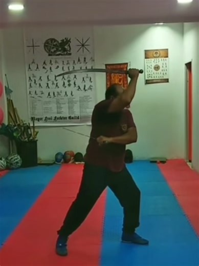 ⚔️🦅Βυζαντινή Σπαθασκία: Εκπαίδευση με Δύο Σπαθιά https://youtu.be/uEIHv25S_bs Αυτό το στυλ ξιφομαχίας έχει καταγραφεί στην ύστερη Βυζαντινή περίοδο μετά την επαφή της Αυτοκρατορίας με την Μεγάλη Καταλανική Εταιρεία. Από τότε έχουμε καταγραφές ότι το Βυζαντινό πεζικό πολεμούσε και με αυτό τον τρόπο. Εδώ παρουσιάζουμε ασκήσεις με αυτόν τον τρόπο Ξιφασκίας. Μάθε Οπλομαχία και ένοπλο Πάμμαχον με μαθήματα διά ζώσης και διαδικτυακά. Πληροφορίες στο Ηλεκτρονικό Ταχυδρομείο: g_e_georgas@yahoo.gr ⚔️🦅By