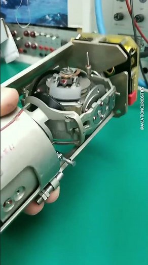 ✈️🤔 Know how an attitude indicator works? #aviation #engineering #aircraft