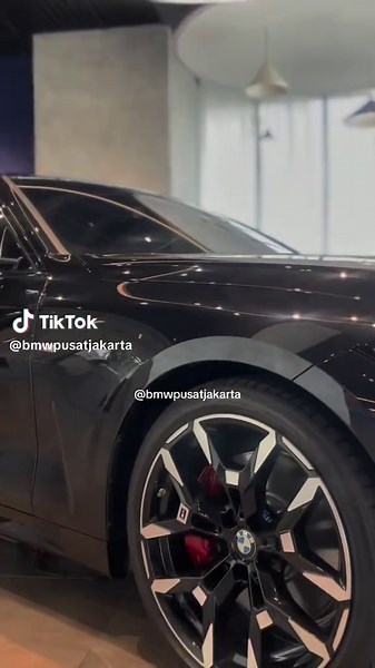 BMW 430i Coupé M Sport Pro – Pure Driving Pleasure Bukan sekadar mobil, ini adalah ikon sporty yang penuh karakter. Dengan desain coupé yang agresif, performa mesin bertenaga, dan fitur premium, BMW 430i M Sport Pro siap bikin setiap mata menoleh. ✨ 📌 Kenapa Harus BMW 430i M Sport Pro? ✅ Mesin 2.0L TwinPower Turbo, 258 hp – akselerasi 0–100 km/h hanya 5.8 detik ⚡️ ✅ Desain coupé sporty   M Sport Pro Package eksklusif ✅ Velg 19” M bicolor style   M Sport brake dengan kaliper biru 💙 ✅ Interior m