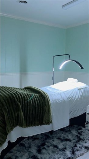 My cloud treatment bed setup ☁️🫧🛏️✨ #facialbed #treatmentbed #soloesthetician #faitheticsskinlab