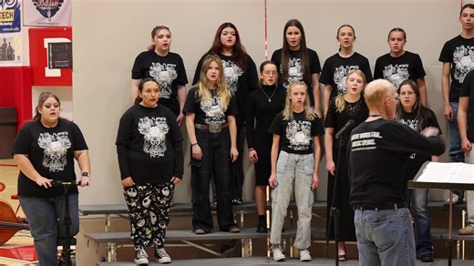 🎶 Klamath Union High School Choir & Orchestra Fall Concert 🎻 Klamath Union High School choir and orchestra families filled Pel Court with incredible performances during the school's orchestra and choir fall concert this past Monday. Under the direction of Perry Dean and Lexi Candy, and accompanist Suzanne Stuart, the evening featured the KU Combined Choir, Bel Canto Choir, Pel Belles, Testostertones, Acapella Choir, and the Klamath Union Chamber and String Orchestras. The KU String Orchestra m