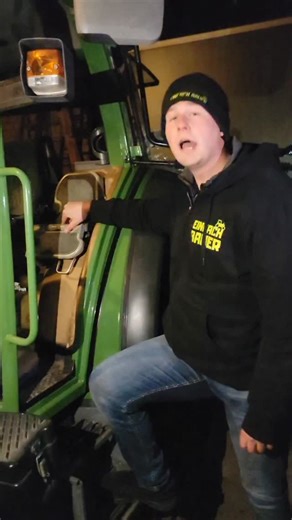 Einfach Bauer on Instagram: "Wenn der Lehrling weiß wie es geht 😉 Aber der Bauer es besser weiß 🤣 #einfachbauer #Lehrling #fendt"