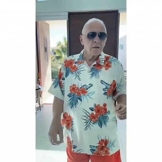 Pendant ce temps-là, Anthony Hopkins, 83 ans... Au top du top ! 😎 | AlloCiné