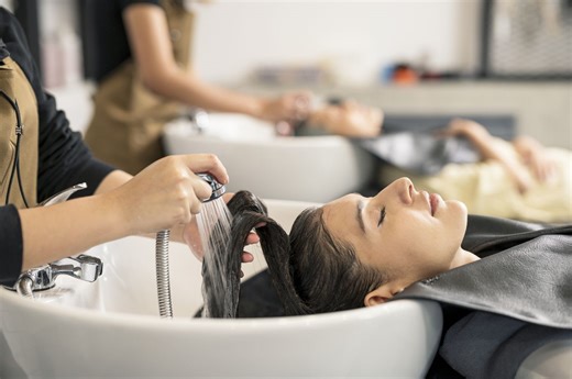9 'Polite' Salon Habits Hair Stylists Actually Dislike