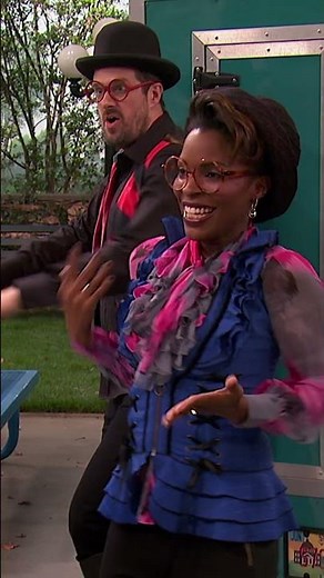 Charlotte in de val bij de goochelshow 🎩 | Henry Danger