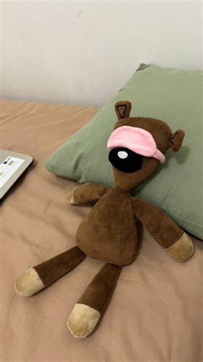 teddy ted 🧸 on Instagram: "1997년 개봉한 영화 Titanic은 잭과 로즈의 운명 적인 사랑을 통해 비극 속에서도 오래 남는 감정의 깊이를 보여주는 작품입니다. 화려한 연출보다 인물의 감정에 더 집중한 제임스 카메 론 감독의 스타일은 지금 다시 봐도 묘하게 가슴을 울리죠. 배가 침 몰하는 장면이 아닌, 두 사람이 서로를 바라보던 순간들이 더 강하게 기억에 남는 영화이기도 합니다. 이 감정을 완성해주는 곡이 바로 셀린 디온의 *“My Heart Will Go On”*입니다. 처음 들으면 잔잔한데, 어느 순간 자연스럽게 가슴 이 벅차오르는 느낌을 줍니다. 특히 후반부의 고조되는 보컬은 영화 속 잭과 로즈의 마지막 장면과 겹쳐지면서 괜히 마음이 서늘해지기 도 하고요. 많은 분들이 “이 노래가 나오면 왜 그 장면이 자동으로 떠오르는지 모르겠다”고 말하는데, 그만큼 영화와 음악이 자연스럽 게 얽혀 있는 곡입니다. 1998년 아카데미 주제가상을 비롯해 여러 상을 휩쓴