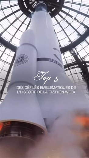FAMED on Instagram: "Fashion Week oblige, retour sur 5 moments cultes des podiums parisiens. En 5ᵉ place, le défilé Coperni printemps-été 2023. Bella Hadid vêtue en direct d’une robe pulvérisée. Un instant futuriste signé Fabrican qui a fait basculer la mode dans la science-fiction. À la 4ᵉ place, l’arrivée de Madonna pour le défilé Jean Paul Gaultier en 1995. La reine de la pop foule pour la première fois le podium parisien de son complice Jean Paul Gaultier. Un moment électrisant. En 3ᵉ positi