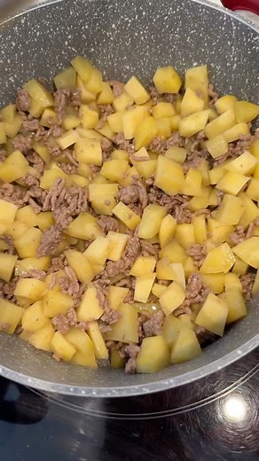 Farket Batata yummy 😋 This dish is so healthy and easy anyone can cook it 👩‍🍳 .Cut potatoes into cubes .wash well .stir fry minced meat .add cinnamon stick, salt, black pepper .once meat 🥩 cooked add potatoes .cook together and cover for few minutes .Add 2 large chopped white onions 🧅 .stir well and cover .keep on stirring until all is cooked Enjoy this dish with flat bread and a salad Bon appetit 😋 #joellecooks #joelledishes #joellemardinian #cook #cooking #recipe | Joelle Mardinian