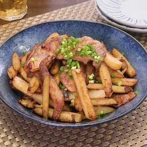 コクうまで止まらない！ 豚肉とじゃがいもの味噌バター炒めのレシピ動画・作り方 | デリッシュキッチン