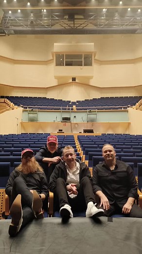 Se on siinä! Konserttikierros 2025 saavutti päätepisteensä tänään Porissa. Iso kiitos kaikille teille, jotka kävitte meitä kuuntelemassa. Orkesteri kiittää ja kumartaa. Kiitos ja näkemiin👋 #suomi #finland #sitäsaamitätilaa | Yölintu Official