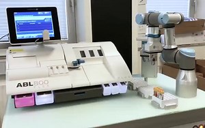 Here are a few of the advantages of having collaborative robots give a helping (robot) hand in the lab: 👉 They are consistent 👉 They are efficient 👉 They are precise All the things you need for a repetitive task like blood sample analysis 🩸 This solution is installed at a hospital in Denmark and is developed by Technicon A/S and Radiometer. #automation #robots #machinetending | Universal Robots