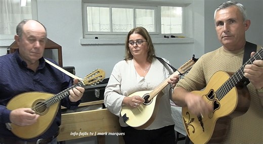 “AFINARAM E AQUECERAM AS VIOLAS” – Freguesia das Manadas – Ilha de São Jorge (29.11.2025) No passado sábado dia 29 de novembro a Casa do Divino Espírito Santo da freguesia das Manadas, concelho de Velas, Ilha de São Jorge (Açores), promoveu um jantar com a ementa da Matança do Porco. Depois do jantar houve lugar aos Bailes Regionais (Bailes de Roda e Chamarritas). Antes da animação da noite no salão de festas, os tocadores afinaram e aqueceram as violas tocando umas modas tradicionais. O Info-Fa
