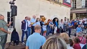[En direct] Pottoka, la mascotte de l'Aviron Bayonnais Rugby, vient de rejoindre Baionan Kantuz pour partager un chant : "Agure zaharra". #BayonneMaVille | Ville de Bayonne