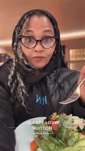 ✨ From my drafts ✨ Last month at the Louis Vuitton Café the chef surprised me with a custom vegan salad 🥗💚 It’s not on the menu, but here’s the secret… just ask! Sometimes being vegan just means being brave enough to ask for what you need and chefs love the challenge 😋 #VeganFoodie #VeganInStyle #LouisVuittonCafe #VeganEats #PlantBasedLuxury