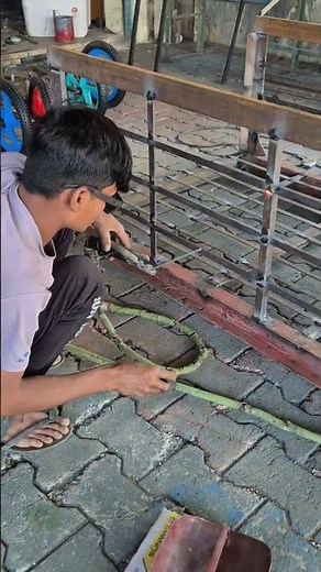 How to weld an angle upside down 🥽 #welding #welder #fabrication #metal #weldingtipsandtricks