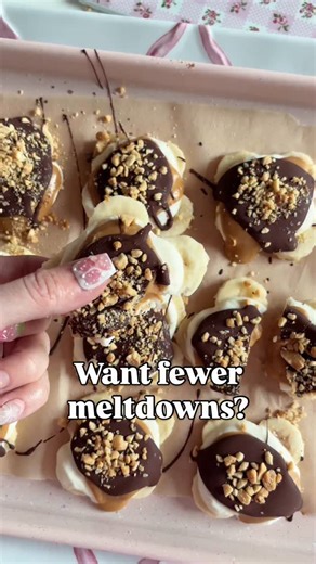 Comment “Snacks” to get the exact snack recipes that changed my kids behavior from totally falling apart to being more regulated and happy! So many of the afternoon struggles we deal with don’t start with behavior — they start with hunger. When snacks are mostly sugar or carbs, it’s a quick spike and crash… and then we’re all paying for it. But when snacks have protein and real ingredients? Kids stay full longer, moods are steadier, and the day feels a whole lot calmer. You don’t need complicate